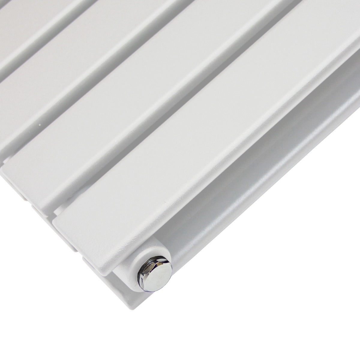 Glänzender weißer Paneelheizkörper mit glatten, schmalen Lamellen und einem runden, silbernen Befestigungselement, ideal für moderne Räume