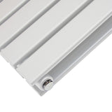 Glänzender weißer Paneelheizkörper mit glatten, schmalen Lamellen und einem runden, silbernen Befestigungselement, ideal für moderne Räume