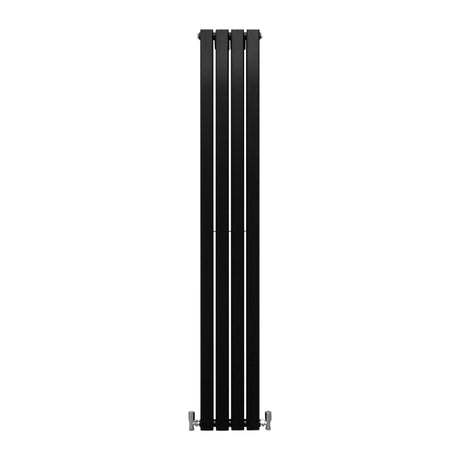 Eleganter, mattschwarzer Paneelheizkörper mit schlanken, vertikalen Lamellen, Maße 1800mm x 280mm, ideal für moderne Wohnräume