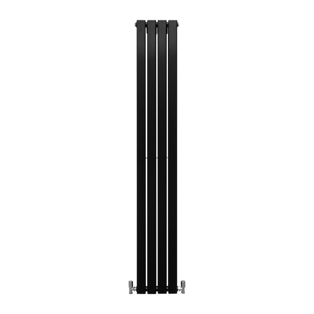 Eleganter, mattschwarzer Paneelheizkörper mit schlanken, vertikalen Lamellen, Maße 1800mm x 280mm, ideal für moderne Wohnräume
