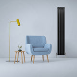 Mattschwarzer Paneelheizkörper mit schlankem Design, 1800mm x 280mm, neben einem blauen Sessel und einem modernen Stehlampe in einem hellen Raum