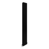 Schlanker, matte schwarzer Paneelheizkörper mit den Maßen 1800mm x 280mm, bestehend aus mehreren vertikalen Lamellen für effiziente Wärmeverteilung