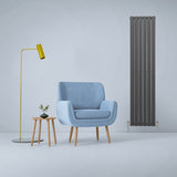 Anthrazitgrauer Paneelheizkörper mit schlankem Design, 1800mm x 420mm, neben einem blauen Sessel und einer modernen Stehlampe in einem hellen Raum