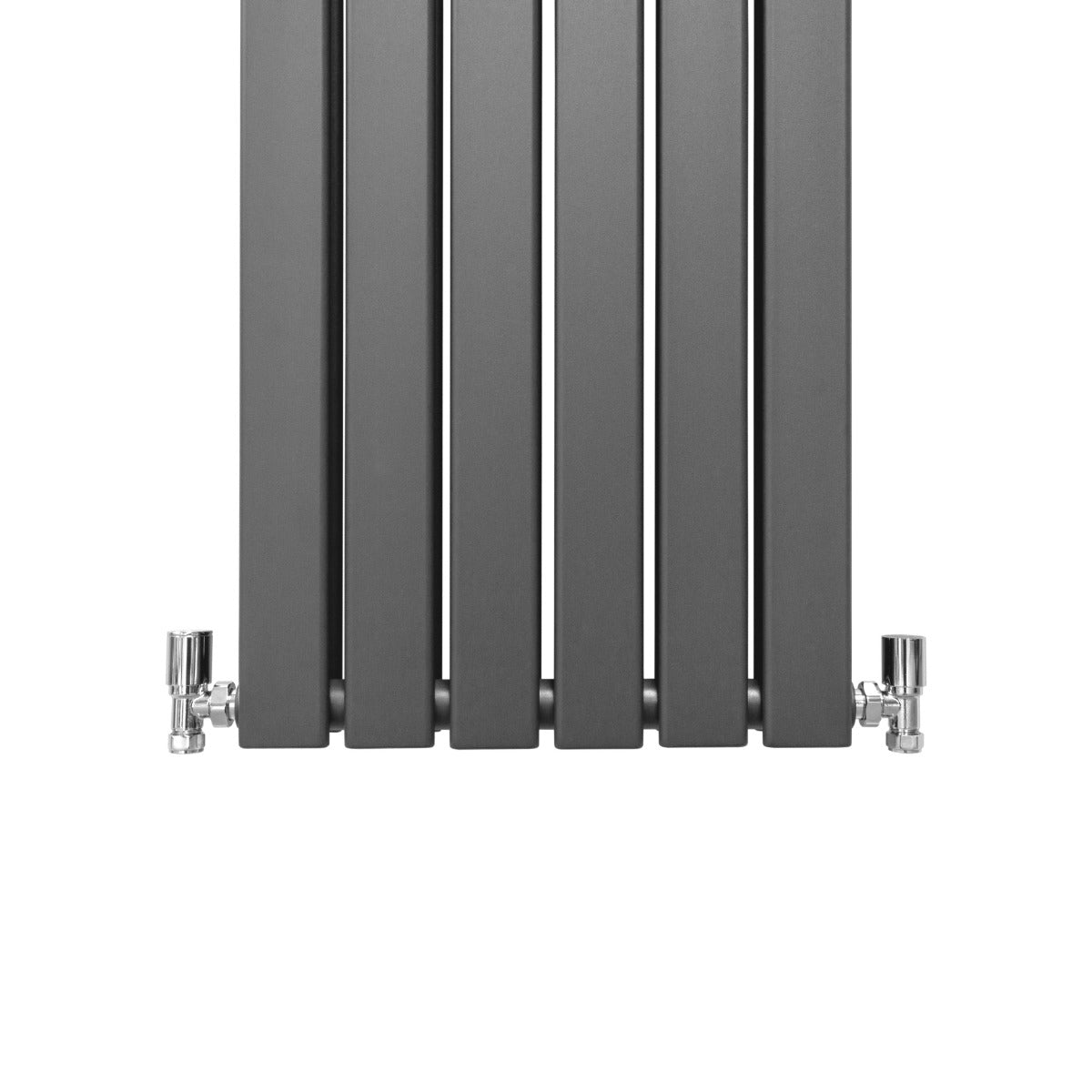 Paneelheizkörper in anthrazitgrau, 1800mm x 420mm, mit glatten, vertikalen Lamellen und glänzenden, verchromten Anschlüssen für modernes Design