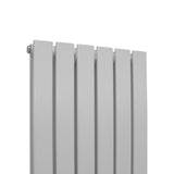 Glänzender weißer Paneelheizkörper mit sechs vertikalen Lamellen, ideal für moderne Innenräume, Maße 1800mm x 420mm, glatte Oberfläche