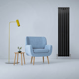 Mattschwarzer Paneelheizkörper mit schlankem Design, 1800mm x 420mm, neben einem blauen Sessel und einer modernen Stehlampe in einem hellen Raum