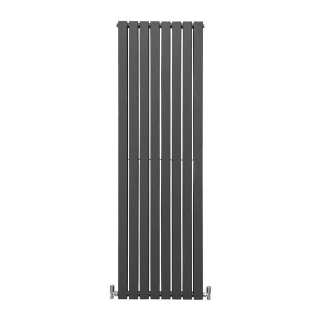 Eleganter anthrazitgrauer Paneelheizkörper mit schlanken vertikalen Lamellen, 1800mm hoch und 560mm breit, ideal für moderne Wohnräume