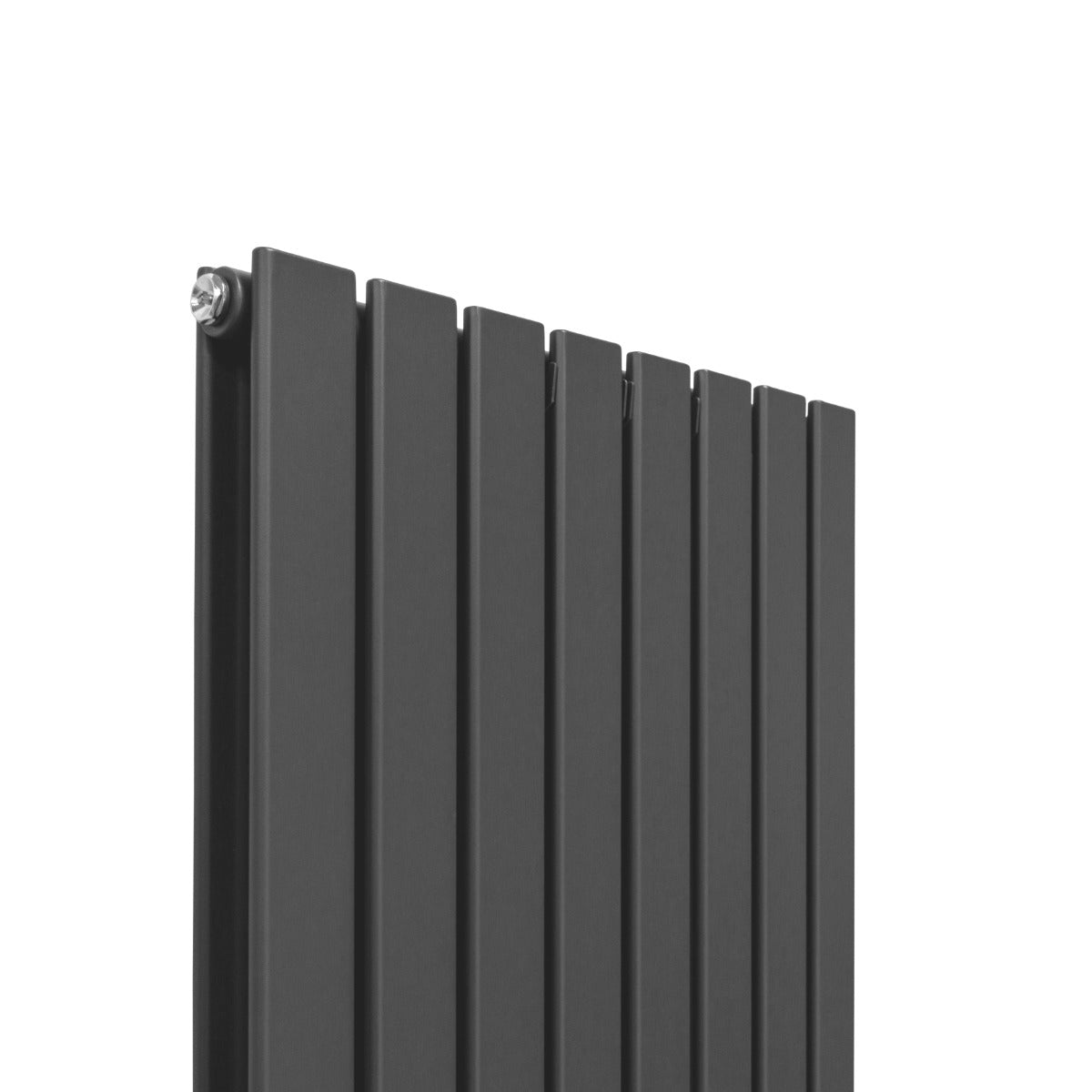 Paneelheizkörper in Anthrazit Grau, 1800mm x 560mm, mit schlanken, vertikalen Lamellen und glatter, mattschwarzer Oberfläche für modernes Design