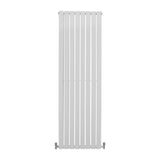 Hochformatiger Paneelheizkörper in glänzendem Weiß, 1800mm x 560mm, mit schlanken, vertikalen Lamellen und modernem Design für effiziente Wärmeabgabe