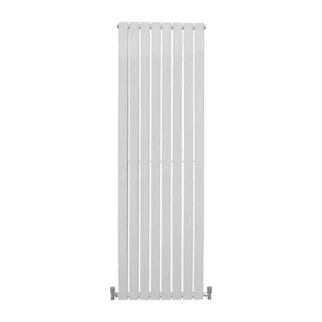 Hochformatiger Paneelheizkörper in glänzendem Weiß, 1800mm x 560mm, mit schlanken, vertikalen Lamellen und modernem Design für effiziente Wärmeabgabe