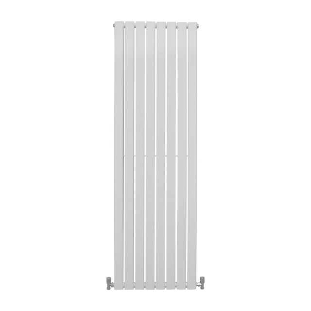Hochformatiger Paneelheizkörper in glänzendem Weiß, 1800mm x 560mm, mit schlanken, vertikalen Lamellen und modernem Design für effiziente Wärmeabgabe