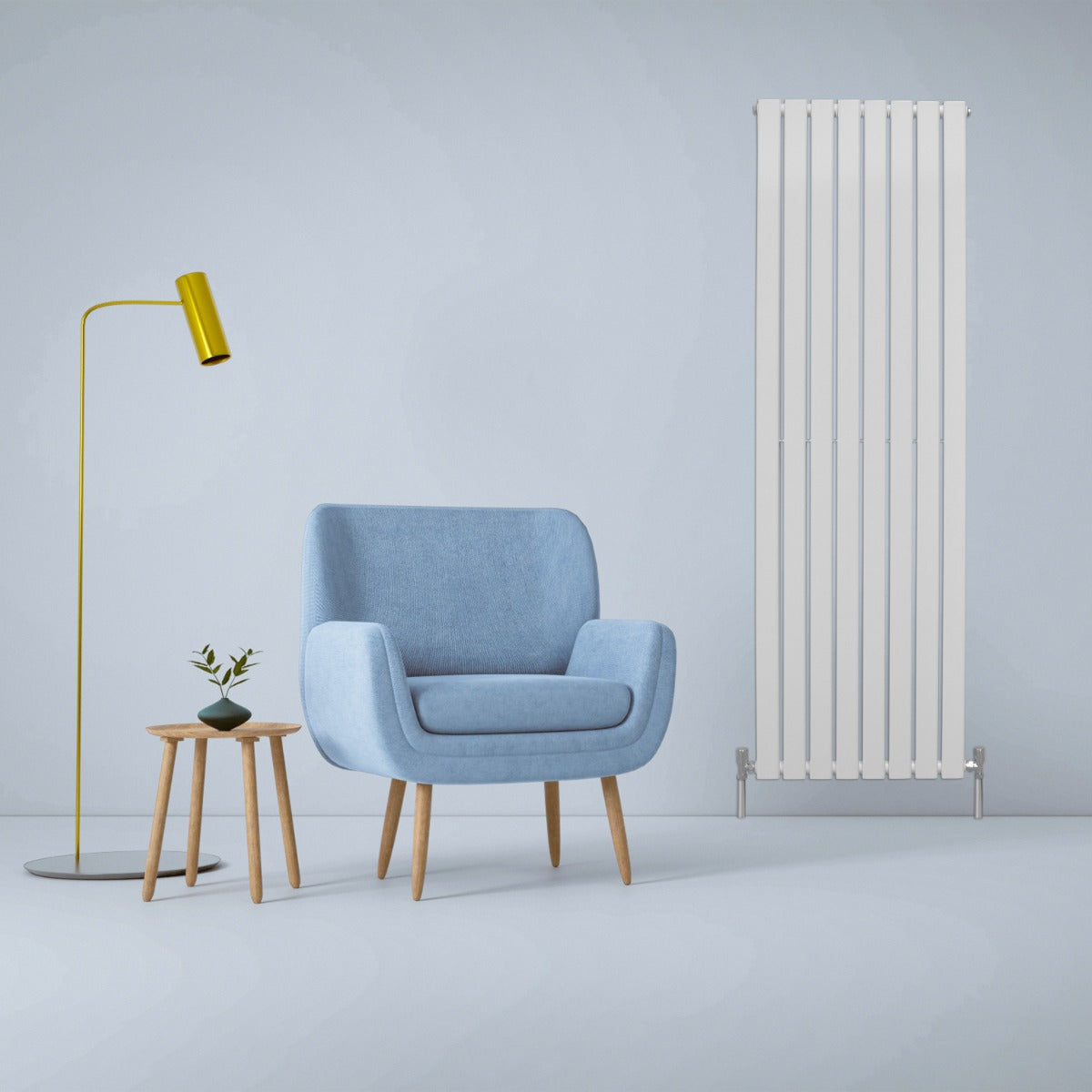 Paneelheizkörper in glänzendem Weiß, 1800mm x 560mm, mit vertikalen Lamellen, neben einem blauen Sessel und einer modernen Stehlampe in einem hellen Raum