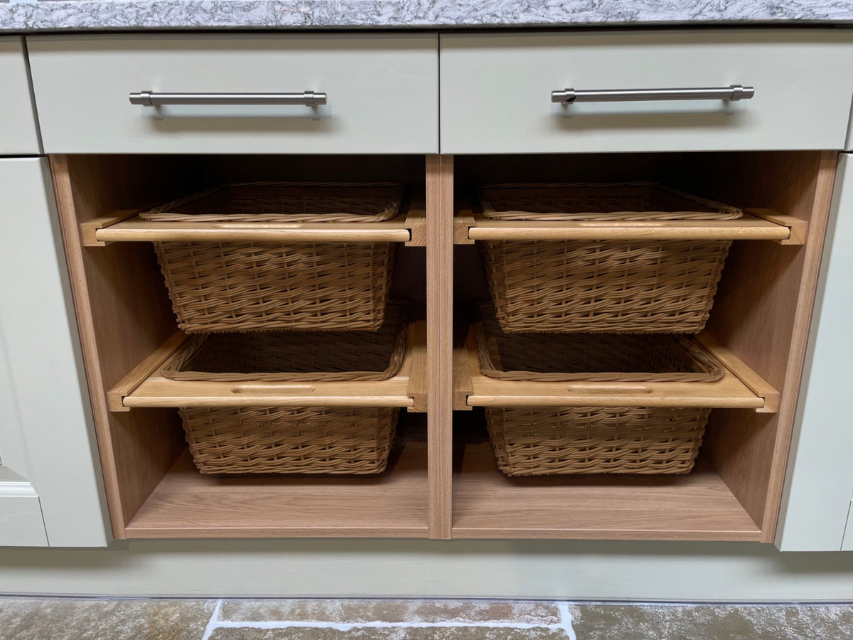 Dunkelbraune, ausziehbare Weidenkörbe in einem modernen Küchenschrank, perfekt für die Aufbewahrung von Lebensmitteln oder Küchenutensilien