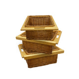 Drei ausziehbare Weidenkörbe mit Holzrahmen, in warmen Brauntönen, ideal für die Aufbewahrung und Organisation in Schränken
