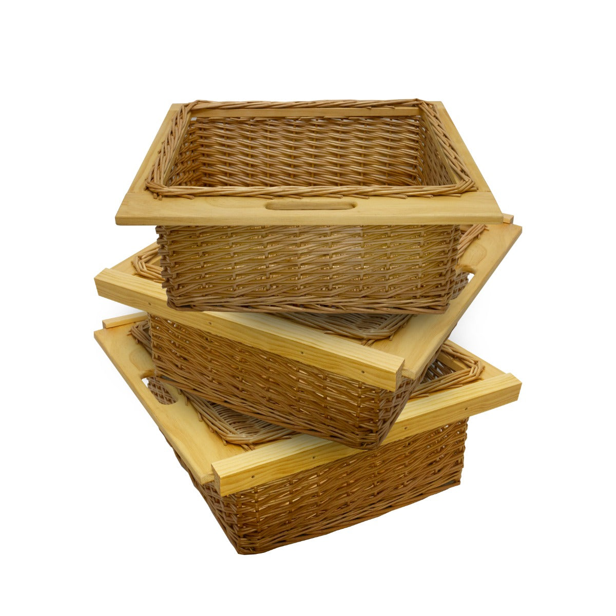 Drei ausziehbare Weidenkörbe in natürlichem Farbton, mit stabilen Holzgriffen und geflochtenem Design, ideal für die Aufbewahrung im Schrank