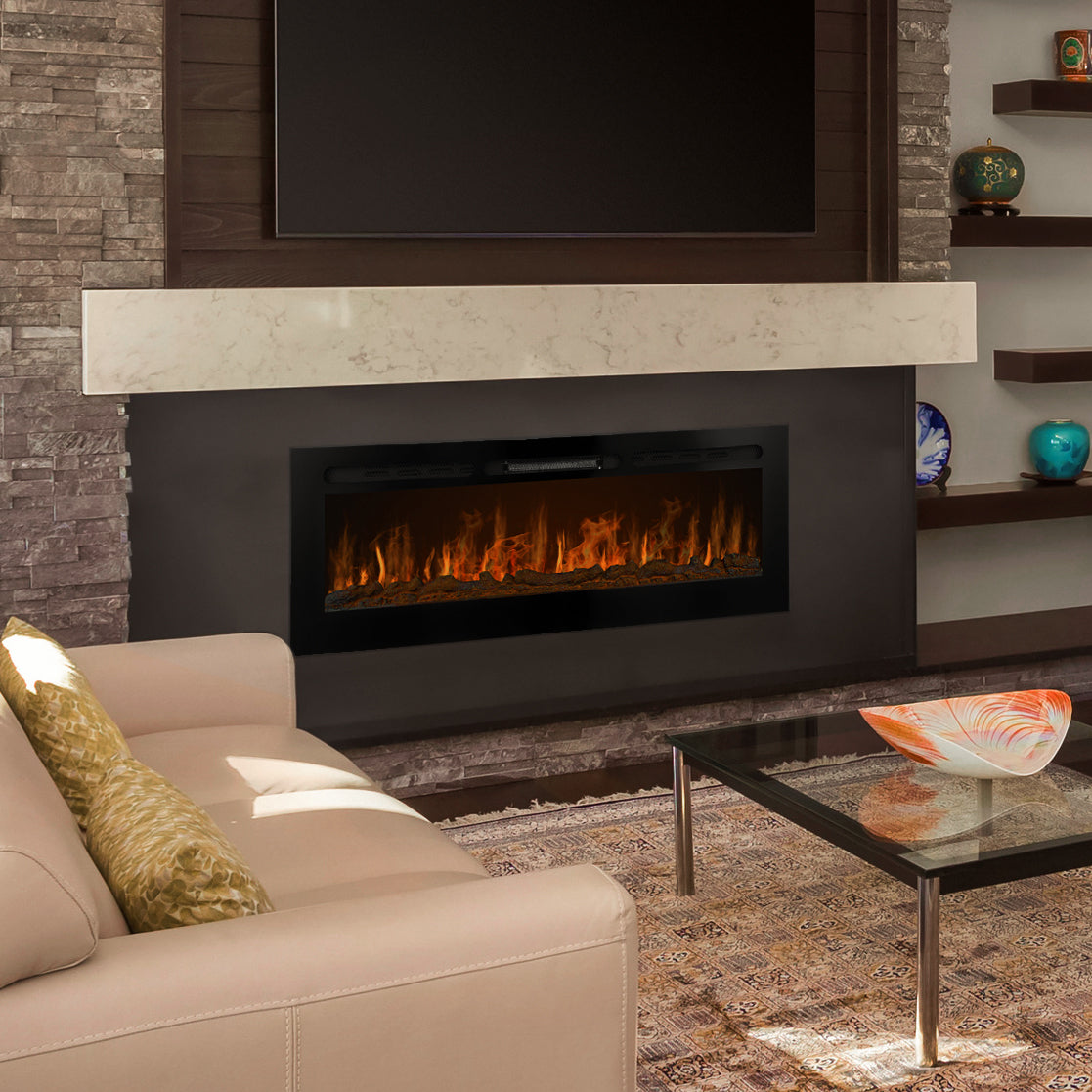 Eleganter Einbau Elektrokamin in Schwarz mit realistischem Flammeneffekt, umgeben von einer modernen Steinwand und einem stilvollen TV-Bereich