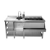 Elegante Cocktail-Bar Station aus Edelstahl mit Spüle, mehreren Behältern und offenen Regalen für eine stilvolle Getränkepräsentation