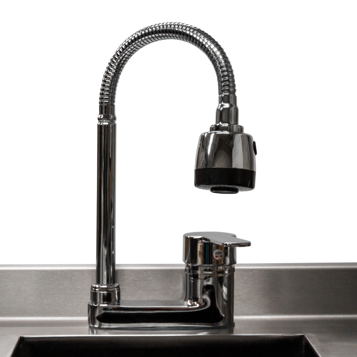 Eleganter, hochglänzender Chrom-Wasserhahn mit flexibler Auslaufbrause, ideal für eine Deluxe Cocktail-Bar Station, moderne und funktionale Gestaltung
