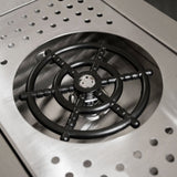 Schwarzer Gusseisen-Kochfeld mit kreisförmigem Design, umgeben von poliertem Edelstahl, ideal für die Deluxe Cocktail-Bar Station