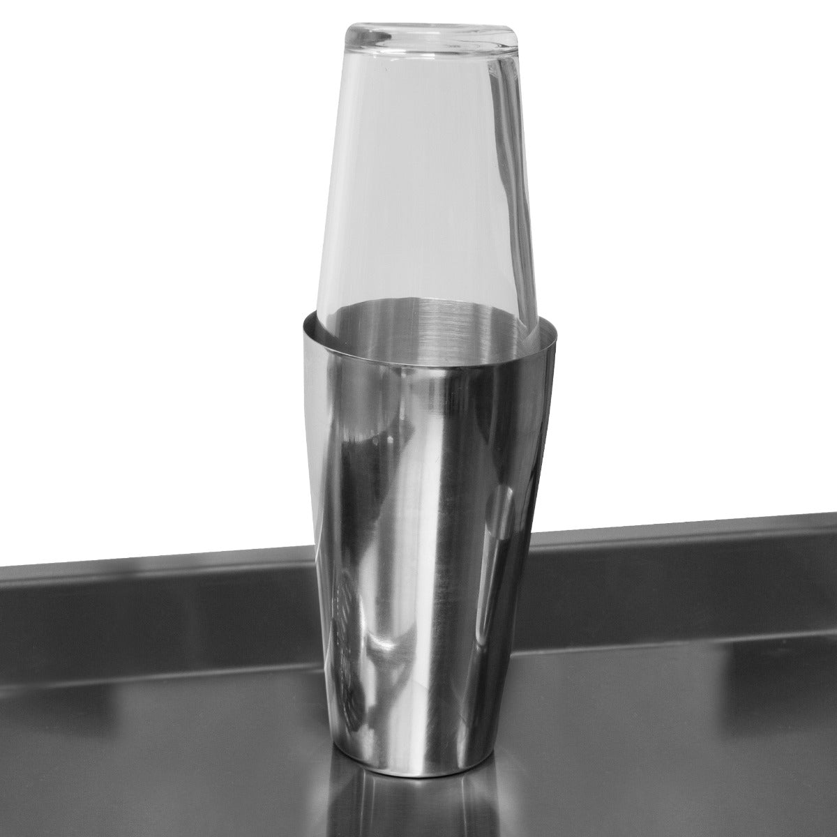 Edelstahl Cocktail-Shaker mit transparentem Glas, glänzende Oberfläche, modernes Design, ideal für eine stilvolle Cocktail-Bar Station