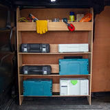 Holzregal im Ford Transit Custom mit Werkzeugkästen in verschiedenen Farben, darunter blau und grau, sowie Handschuhen und Werkzeugen sichtbar