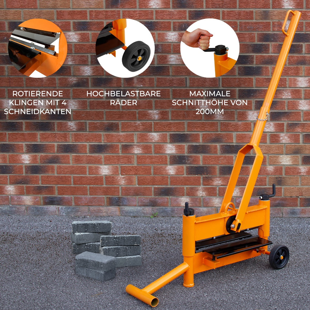 Robuster T-Mech Steinknacker in leuchtendem Orange mit rotierenden Klingen, höhenverstellbaren Rädern und maximaler Schnitthöhe von 200mm, vor einer Backsteinmauer