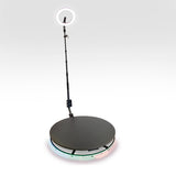 Schwarze 360 Grad Fotokabine mit einem runden Podest und bunten LED-Lichtern, ausgestattet mit einem Ringlicht für optimale Beleuchtung
