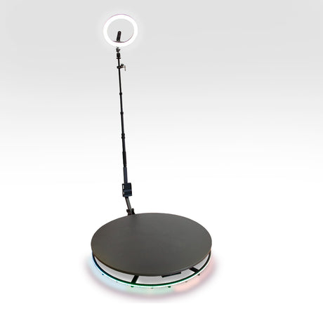 Schwarze 360 Grad Fotokabine mit einem runden Podest und bunten LED-Lichtern, ausgestattet mit einem Ringlicht für optimale Beleuchtung
