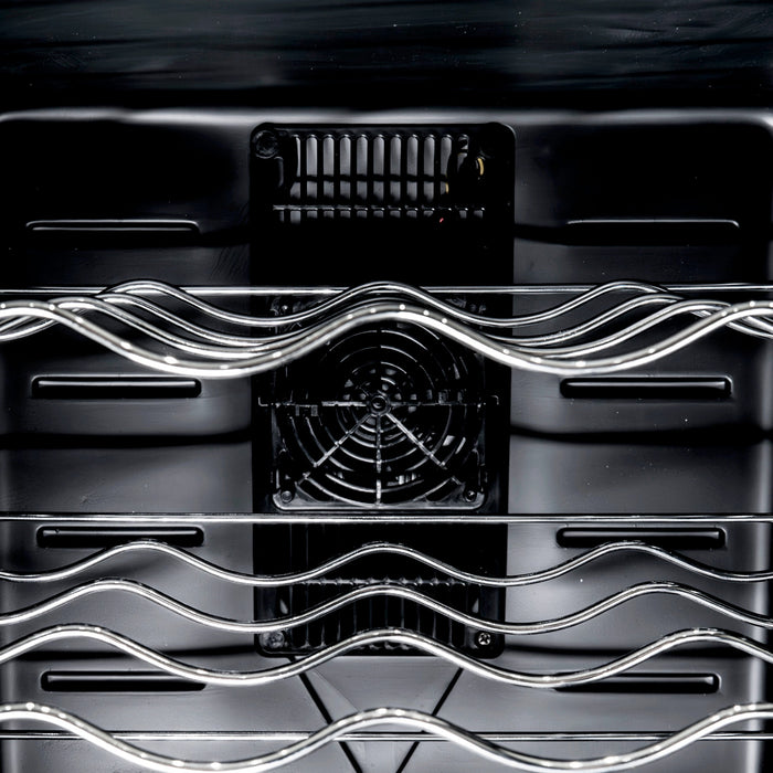 Schwarzer Kühlschrank mit glänzenden Metallregalen und einem Ventilator in der Mitte, ideal für die Lagerung von Lebensmitteln und Getränken