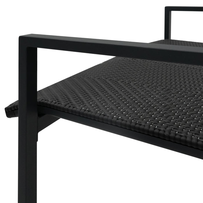 Schwarzer, moderner Tisch mit einem geflochtenen, strukturierten Oberflächenmaterial und einem minimalistischen Metallrahmen, ideal für stilvolle Innenräume