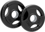 Zwei schwarze, gummierte 2,5 kg Tri-Grip Hantelscheiben mit rutschfestem Griff und zentralem Loch für Olympiastangen, ideal für das Krafttraining