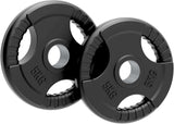 Zwei schwarze, gummierte Tri-Grip Hantelscheiben mit einem Gewicht von je 5 kg, runde Form, rutschfeste Griffe und zentrale Bohrung für einfache Handhabung