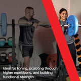 Olympische Hantelstange mit blauen Gewichten, ideal zum Toning und für funktionelles Training, in einem modernen Fitnessstudio mit Hanteln im Hintergrund