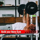 Ein Mann hebt eine Langhantel auf einer Trainingsbank im Home Gym, umgeben von modernen Möbeln und Fitnessgeräten, in hellen Farben und sportlicher Kleidung