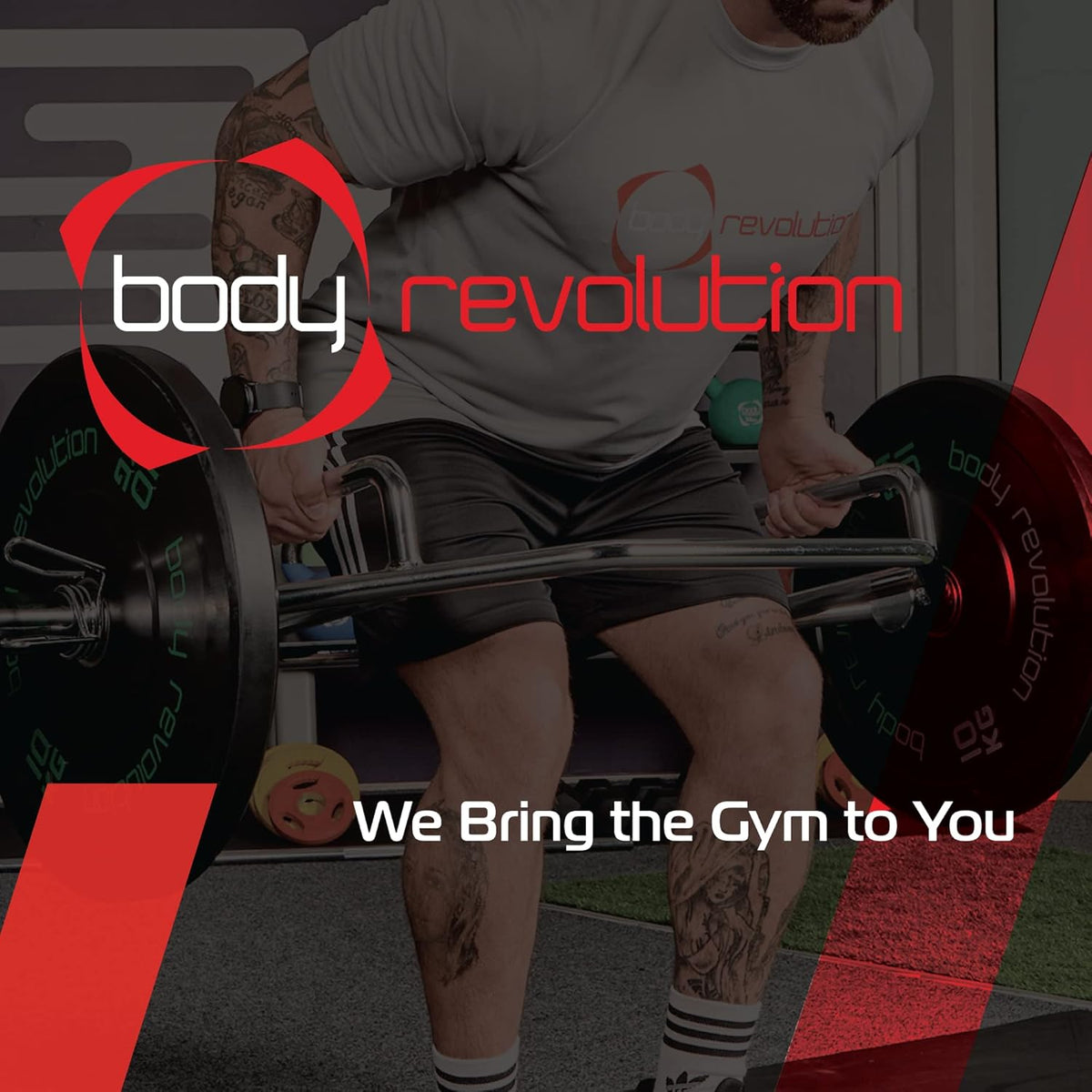 Ein athletischer Mann hebt eine T-Bar Row Landmine mit schwarzem Gewicht, trägt ein graues T-Shirt und hat tätowierte Arme in einem modernen Fitnessstudio