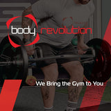 Ein athletischer Mann hebt eine T-Bar Row Landmine mit schwarzem Gewicht, trägt ein graues T-Shirt und hat tätowierte Arme in einem modernen Fitnessstudio