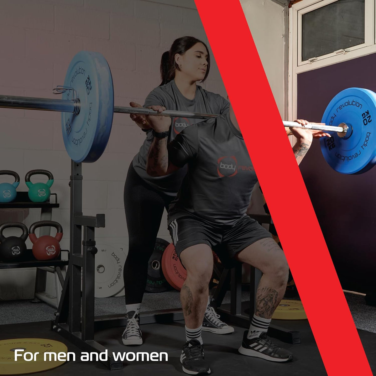 Squat Rack Body Revolution mit blauen Gewichten, stabiler Metallkonstruktion, während ein Mann mit Unterstützung einer Frau trainiert