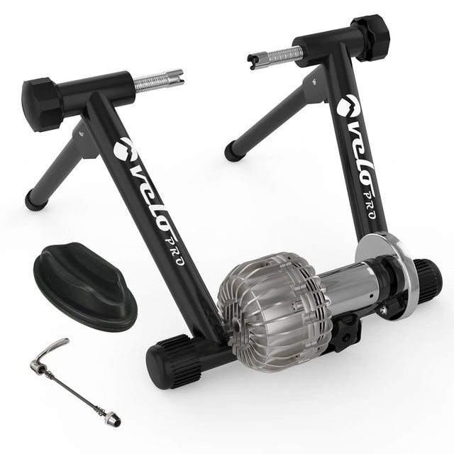 Schwarzer Flüssigkeits-Rollentrainer Velo Pro mit stabilen Füßen, glänzendem Motor und Zubehör für sicheres Radfahren drinnen