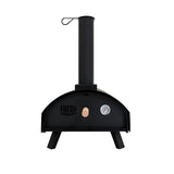 Klassischer Outdoor-Pizzaofen in mattem Schwarz mit einem robusten, runden Design, einem Thermometer und einem Kamin für optimale Hitzeverteilung