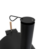 Klassischer Outdoor-Pizzaofen in elegantem Schwarz mit einem runden Korpus, einem Holzgriff und einem stabilen Kaminrohr für optimale Wärmeverteilung