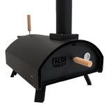 Klassischer Outdoor-Pizzaofen in mattem Schwarz mit Holzgriff, runder Form, Temperaturanzeige und stabilen Standfüßen für das perfekte Pizzaerlebnis