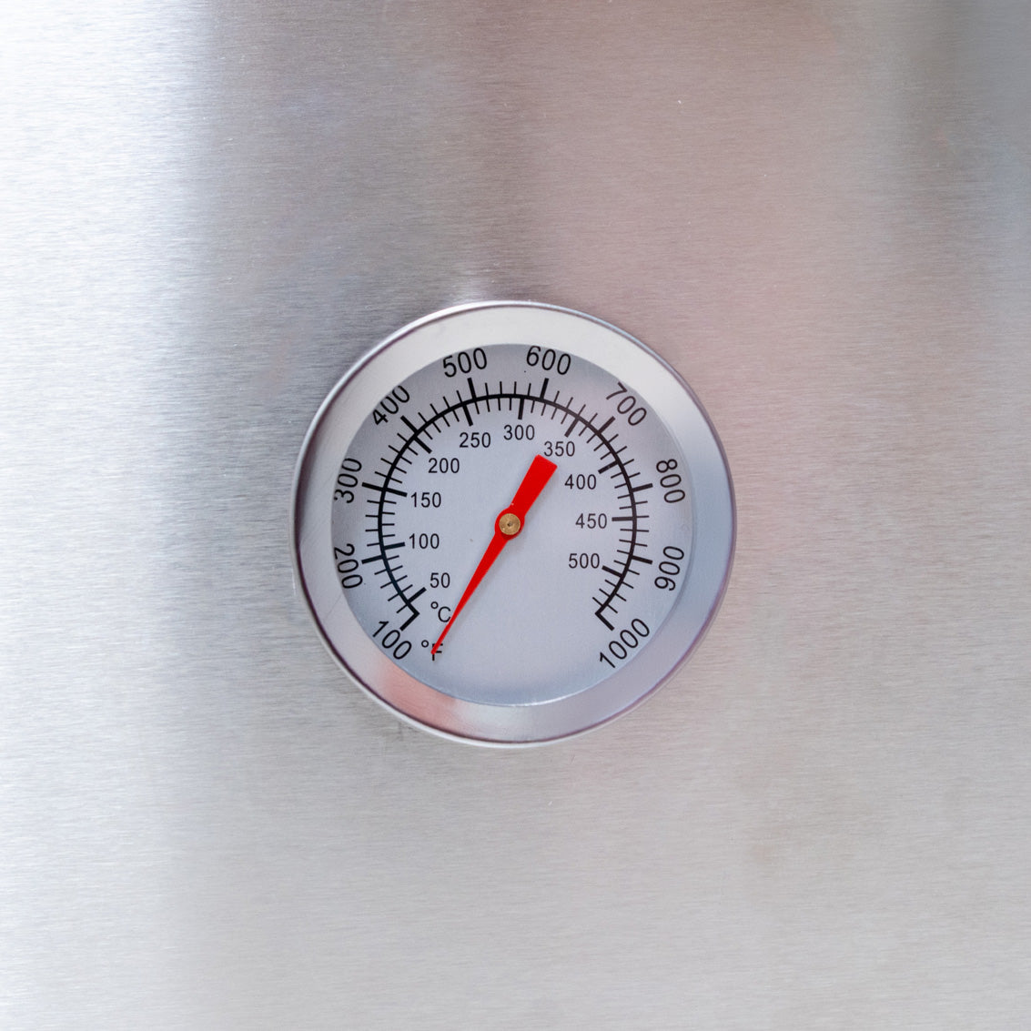 Thermometer mit klarer Skala aus Edelstahl, zeigt Temperaturen bis 900 Grad Celsius für den Premium Outdoor-Pizzaofen an