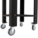 Schwarzer, stabiler Metallrahmen mit vier beweglichen Rollen, ideal für eine freistehende Outdoor-Pizzaofen-Vorbereitungsstation
