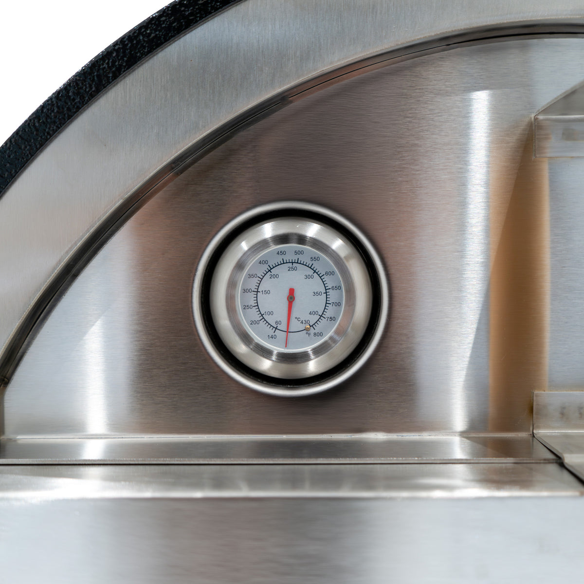 Edelstahl-Pizzaofen mit analogem Thermometer, glänzende Oberfläche, runde Form, ideal für Outdoor-Küchen und Grillpartys