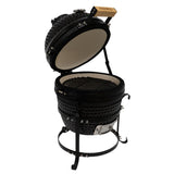 Schwarzer Kamado-Ofen aus Keramik mit Holzgriff, geöffnet, zeigt den Grillrost und die runde Form, ideal für Holzkohlegrillen im Freien