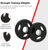 Zwei schwarze, gummierte Hantelscheiben mit Tri-Grip-Design, jeweils 15 kg, mit eingeprägtem Gewicht für einfaches Handling und weicher Gummibeschichtung