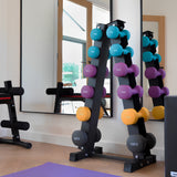 Buntes Neopren Hantel-Set mit Ständer in einem modernen Fitnessraum, zeigt Gewichte in verschiedenen Farben und Größen, reflektiert im Spiegel