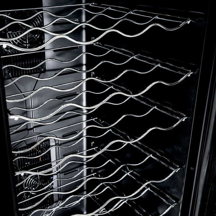 Schwarzer Weinkühlschrank mit glänzenden, gewellten Metallregalen, die Platz für mehrere Weinflaschen bieten und eine elegante Präsentation ermöglichen