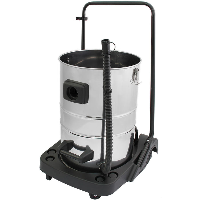 Hochglänzender, silberner Industriesauger mit schwarzem Untergestell, flexibler Schlauch und praktischen Rollen für einfache Mobilität und Nutzung