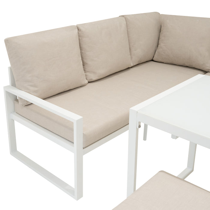 Beige gepolsterte Eckcouch mit weißem Holzrahmen und Tisch, ideal für moderne Wohnräume und gemütliche Sitzgelegenheiten im Freien